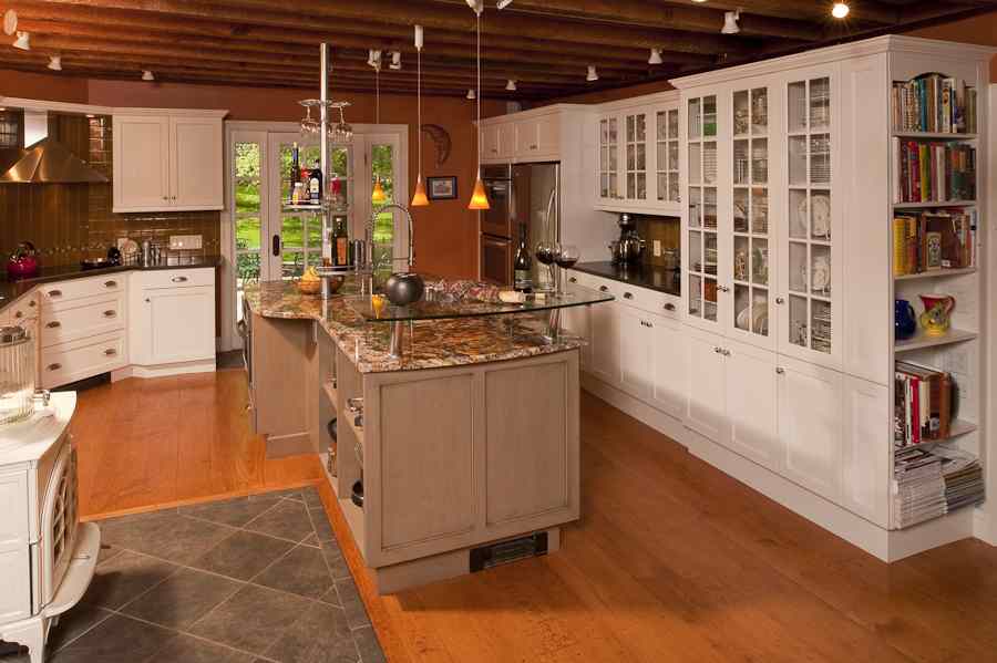 A contemporary semi-custom kitchen with brookhaven cabinets.